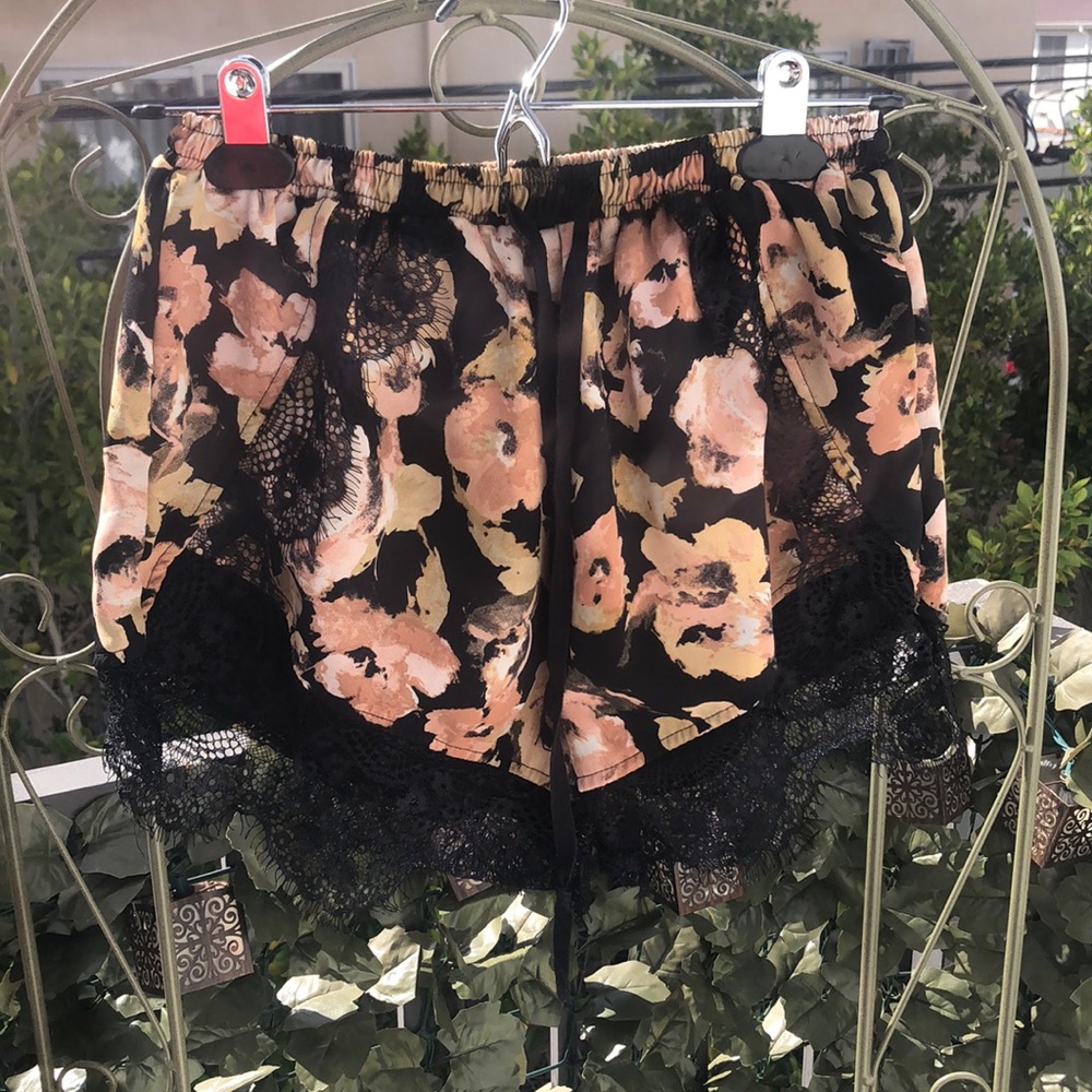 Floral shorts w/ drawstring and lace